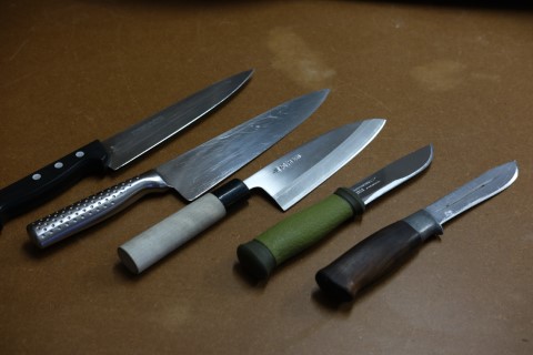 Fiskars kockkniv, Japansk Kataba, Morakniv jaktkniv (Mora 2000), Brusletto-Geilo jaktkniv nyslipade & rakbladsvassa